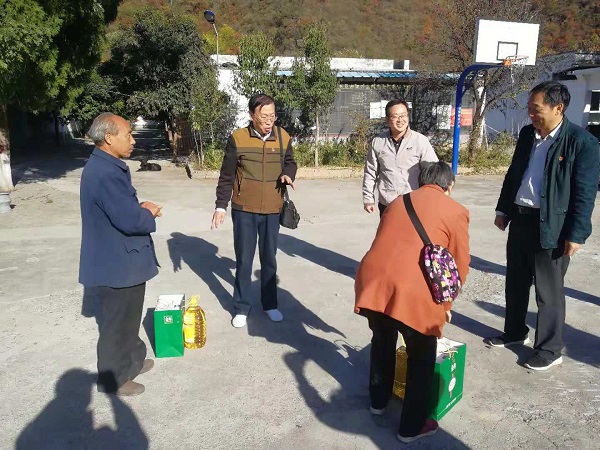 在兵盘村,市直机关工委书记任晨光看望慰问贫困户,并为他们送去了慰问