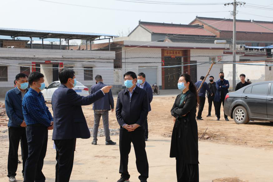局长王树人带领交通运输局机关劳模志愿者服务队成员到武陟县圪垱店宝